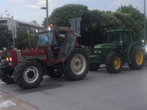 Τρίκαλα: Πορεία με τρακτέρ των αγροτών στο κέντρο της πόλης