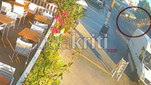 Σοκαριστικές εικόνες στην Κρήτη: Η στιγμή που το Ι.Χ. πέφτει πάνω σε δέντρο, παρασύρει σταθμευμένα αυτοκίνητα και «πετάει» στον αέρα - Βίντεο ντοκουμέντο