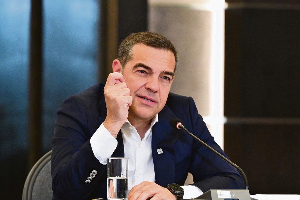 ΚΡΥΦΤΟΥΛΙ ΜΕ ΤΙΣ ΣΚΙΕΣ