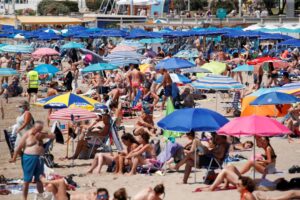 Οι άγραφοι κανόνες του καλοκαιριού: Όσα δεν πρέπει να κάνετε σε παραλία, διακοπές και ταξίδια