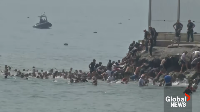 «Κατέρρευσαν» τα σύνορα της Ισπανίας: Χιλιάδες μετανάστες στη Θέουτα – Τουλάχιστον 18 νεκροί