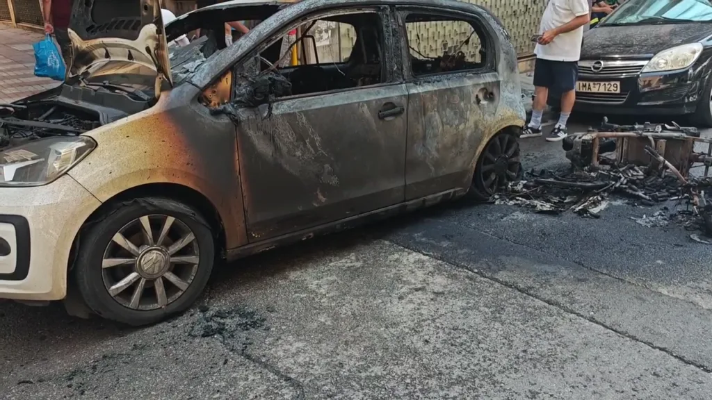 Έκρηξη από ηλεκτρικό πατίνι στην Κυψέλη: Στις φλόγες σταθμευμένο ΙΧ