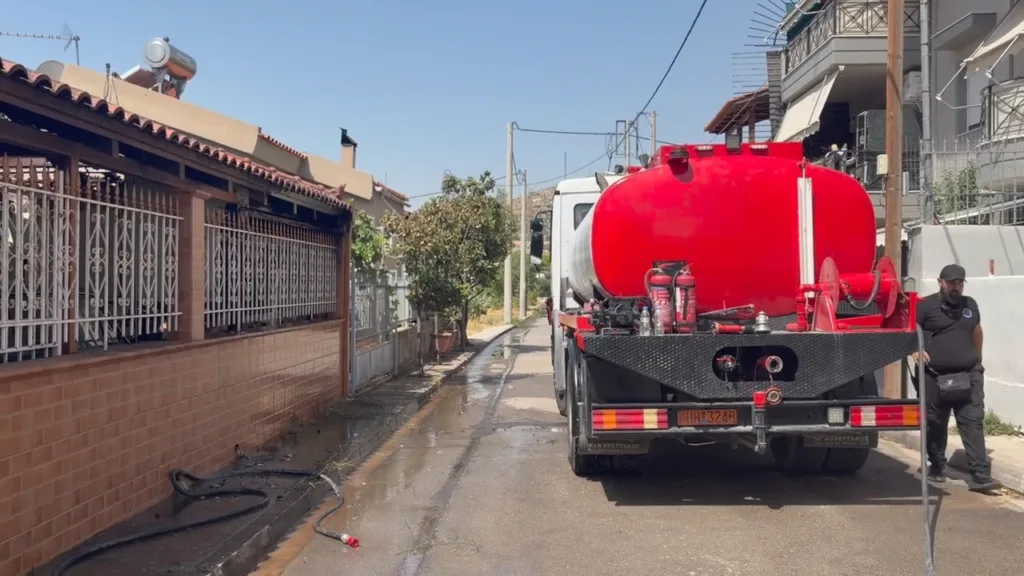 Τρεις εγκαυματίες από τη φωτιά σε πάρκινγκ στα Άνω Λιόσια – Διακομίστηκαν στο Θριάσιο