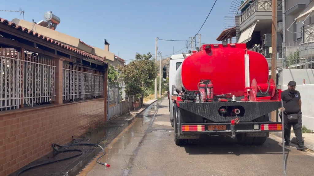 Τρεις εγκαυματίες από τη φωτιά σε πάρκινγκ στα Άνω Λιόσια – Διακομίστηκαν στο Θριάσιο