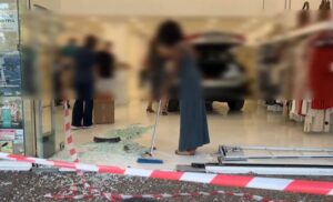 Βριλήσσια: Αυτοκίνητο «μπούκαρε» σε κατάστημα ρούχων – Δείτε βίντεο