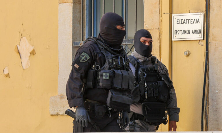 «Το ωραίο κείμενο και τα μοβ» – Οι διάλογοι από τη Μαφία της Κρήτης