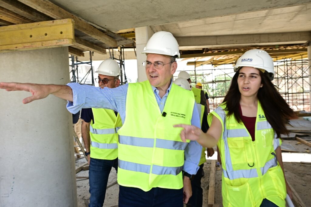 Αυτοψία Χατζηδάκη σε έργα στη Θεσσαλία: «Οι πληγές της περιοχής επουλώνονται σταδιακά»