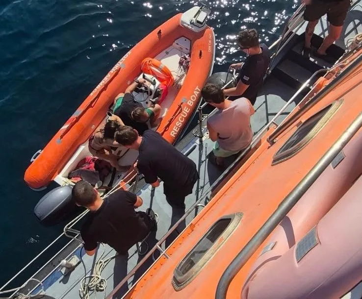 Λήμνος: Χωρίς ενεργό μέτωπο η φωτιά – Καρέ καρέ η επιχείρηση απεγκλωβισμού 59 ατόμων από την παραλία
