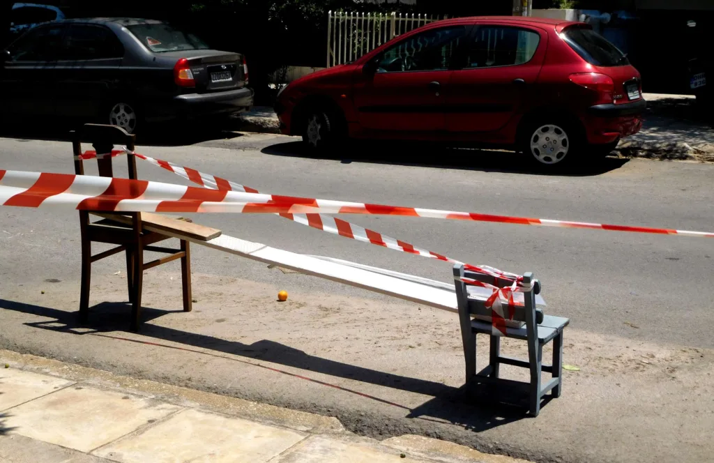 Κράτηση θέσης στάθμευσης: Πόσο είναι το πρόστιμο για το κουσούρι του Έλληνα;