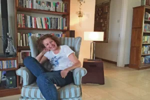 Ελένη Γιαννακάκη στον «ΕΤ»: «Η Κρήτη με πονάει» – Τι λέει για το νέο της μυθιστόρημα 