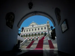 Δεκαπενταύγουστος στην Τήνο: Χιλιάδες πιστοί γονατιστοί στη Μεγαλόχαρη