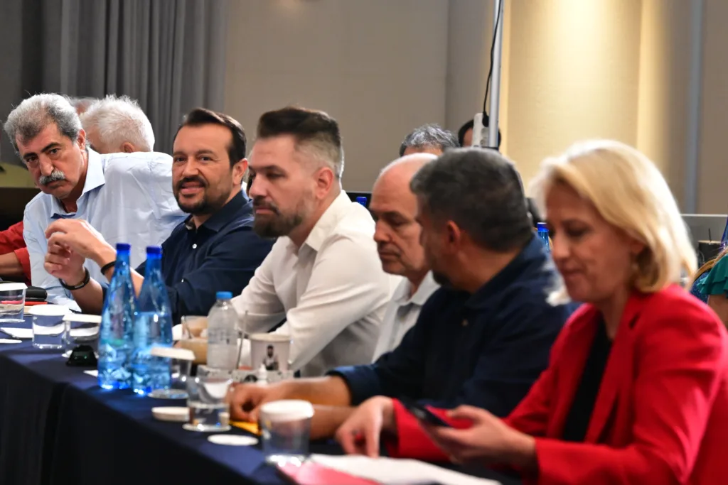 Ο ΣΥΡΙΖΑ πατάει… play και βλέπει «μεγάλη επιστροφή» – Δούρου, Πολάκης και Παππάς σε 47’’ αισιο