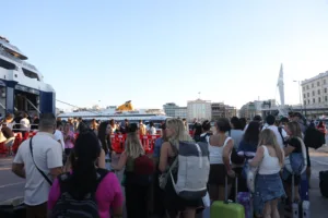 Έξοδος Δεκαπενταύγουστου: «Αδειάζει» η Αθήνα – Γεμάτα φεύγουν τα πλοία