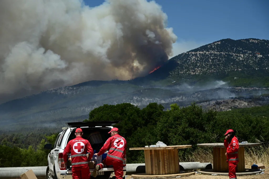 Έκτακτο 112: Εκκενώνεται τώρα η Ψάθα – Νέα αναζωπύρωση στη μεγάλη φωτιά