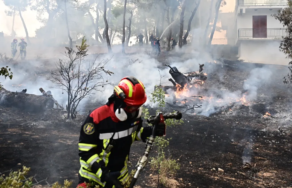 Φωτιά στην Δυτική Αττική: Μάχη με διάσπαρτες εστίες – Κρίσιμες οι μεσημεριανές ώρες