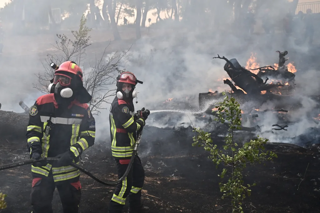 Δυτική Αττική: Η μεγάλη φωτιά σβήνει, αλλά οι αναζωπυρώσεις κρατούν τον εφιάλτη ζωντανό