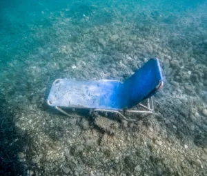 Κέρκυρα: Ξαπλώστρες και σκουπίδια στον βυθό – Φωτορεπορτάζ του Γιώργου Κονταρίνη