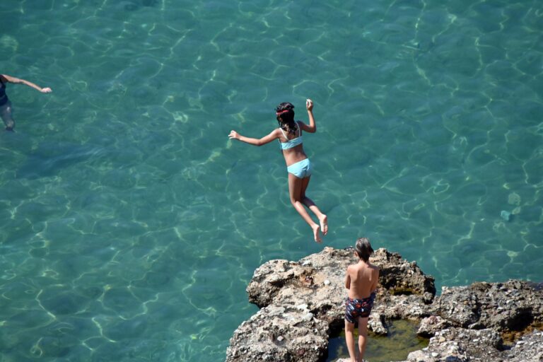 Καιρός: Καύσωνας με 40άρια και τοπικές καταιγίδες στα ορεινά