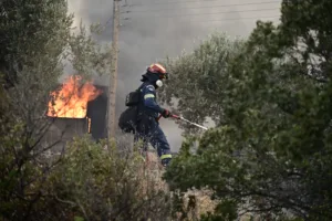 Συναγερμός στην Αθήνα: Κλείνει ο Λυκαβηττός λόγω κινδύνου πυρκαγιάς – Drones «χτενίζουν» την περιοχή