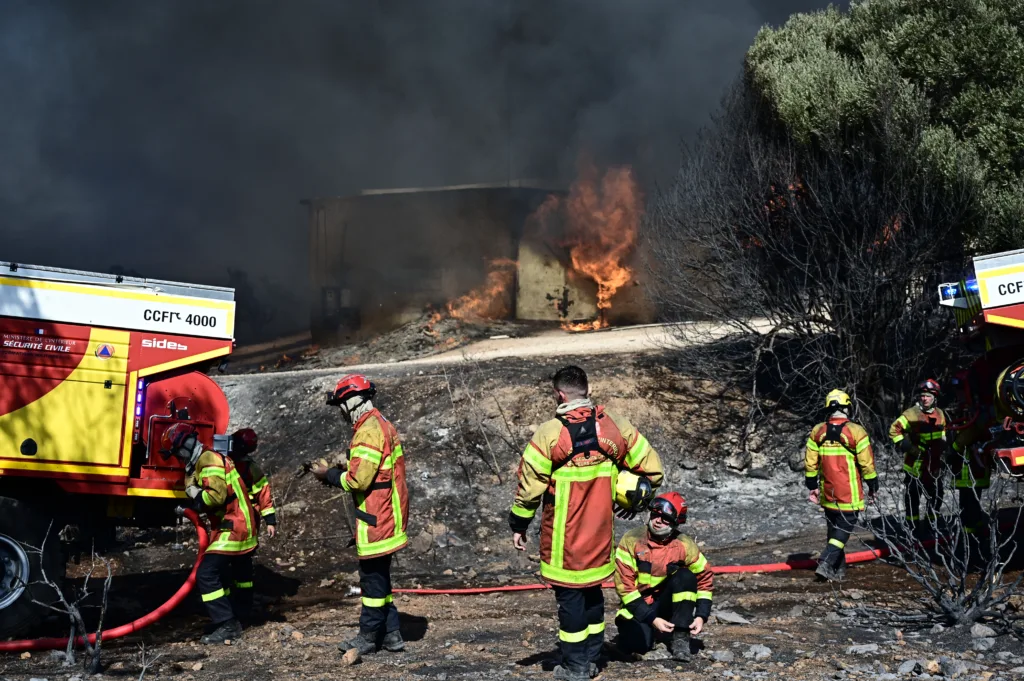 Φωτιά στον Κουβαρά: Βελτιωμένη εικόνα – Εκατοντάδες πυροσβέστες στη μάχη – Τι άφησαν πίσω τους οι φλ