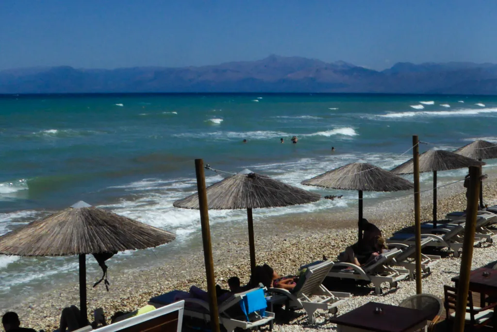 Καιρός: Επιμένουν τα 8 μποφόρ στο Αιγαίο – Πού έρχονται βροχές και πότε ανεβαίνει η θερμοκρασία