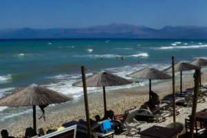 Καιρός: Επιμένουν τα 8 μποφόρ στο Αιγαίο – Πού έρχονται βροχές και πότε ανεβαίνει η θερμοκρασία