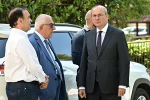 Το τελευταίο «αντίο» στον Στέφανο Μάνο – Ποιοι έδωσαν το «παρών» στην κηδεία