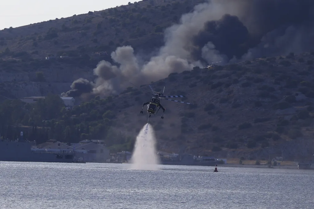 Φωτιά στη Σαλαμίνα: Υπό έλεγχο το μέτωπο στο Ελληνικό – Ισχυρές δυνάμεις στην περιοχή