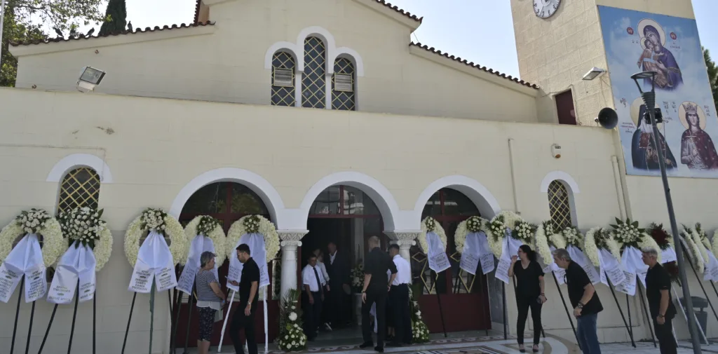 Κηδεία Δημήτρη Κόκοτα: Θλίψη στο τελευταίο «αντίο» στον τραγουδιστή – Συντετριμμένη η οικογένειά του