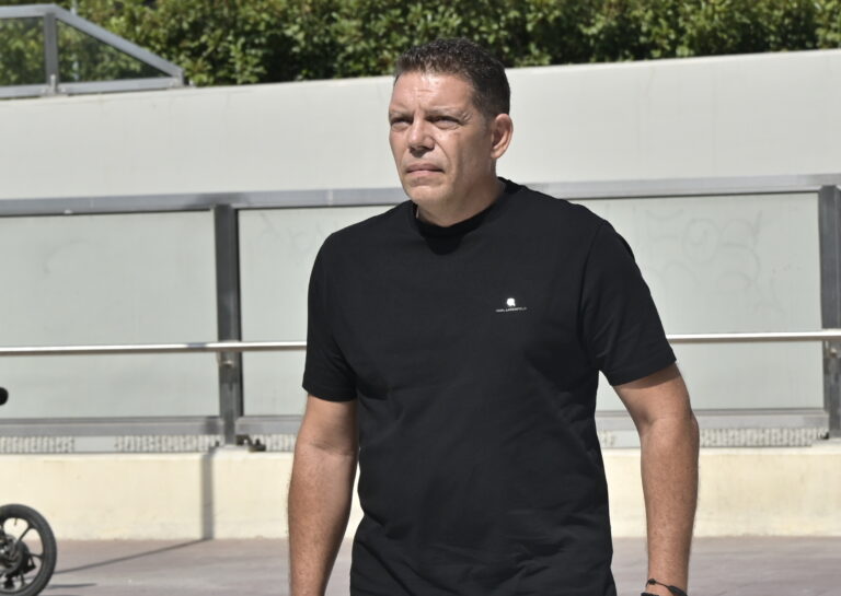Συγκινημένος ο Γρηγόρης Μπιθικώτσης στην κηδεία του Κόκοτα: «Δεν έχω συνειδητοποιήσει ακόμα ότι ήρθα να τον “χαιρετήσω”