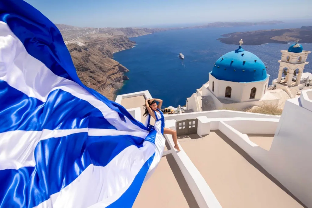 Τα «ιπτάμενα» φορέματα που κάνουν τον γύρο του κόσμου με τα χρώματα της Ελλάδας 
