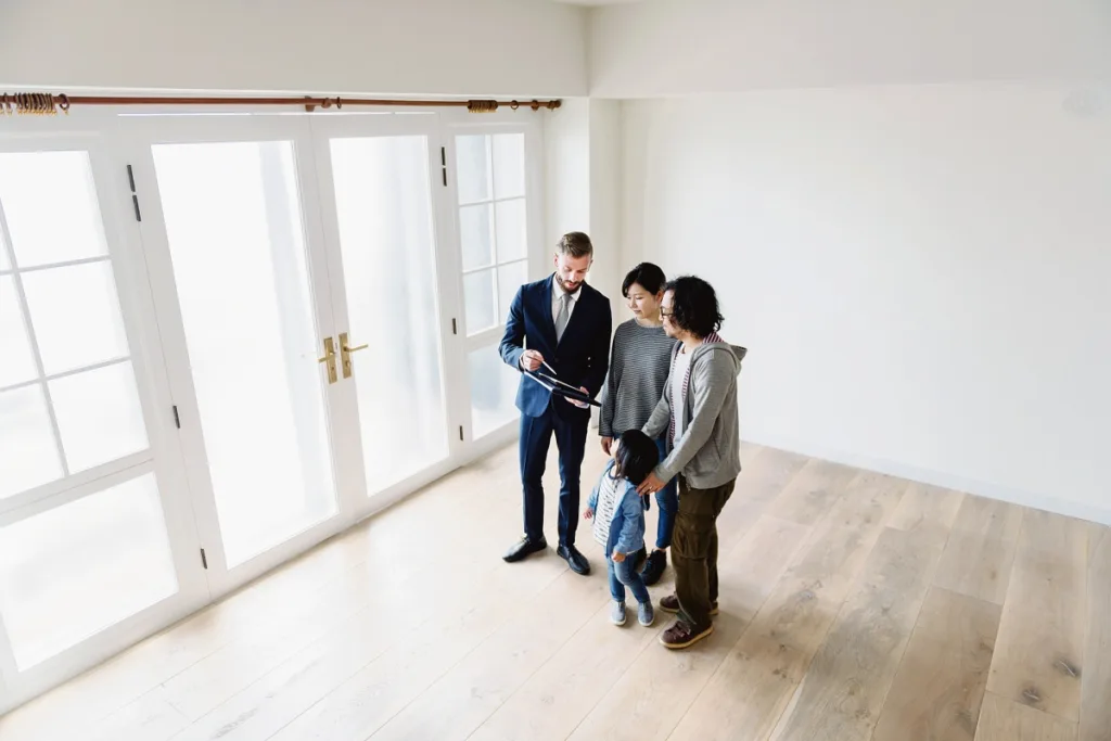 Real Estate: Φθηνά για τους ξένους τα ακίνητα στη χώρα – Ακριβά για τους Έλληνες