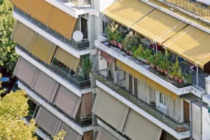 Τι αλλάζει η συνένωση γειτονικών διαμερισμάτων και επαγγελματικών χώρων – Τι προβλέπει το νέο νομοσχ