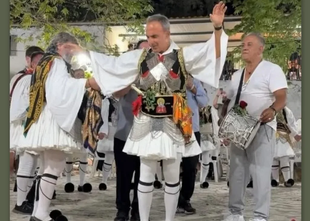 Ο Αλιάγας φόρεσε φουστανέλα και έσυρε τον χορό σε πανηγύρι στη Σταμνά Μεσολογγίου