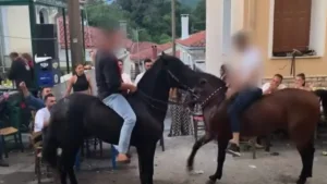 Λέσβος: Οργή στο νησί για το έθιμο – Έβαλαν άλογα να χορέψουν πάνω σε σπασμένα γυαλιά