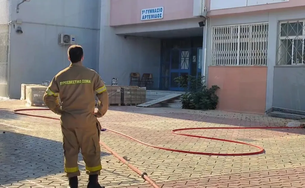 Βίντεο από τη φωτιά στο 1ο Γυμνάσιο Αρτέμιδας – Ξεκίνησε από την οροφή