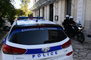 Στα χέρια της ΕΛ.ΑΣ. πέντε ανήλικοι που έκλεβαν ρούχα στην Αθήνα με ειδικό μαγνήτη – Πώς δρούσαν