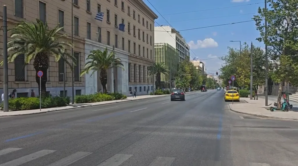 Αθήνα: Έρημη πόλη – Σε ρυθμούς Δεκαπενταύγουστου η πρωτεύουσα – Εικόνες από το κέντρο
