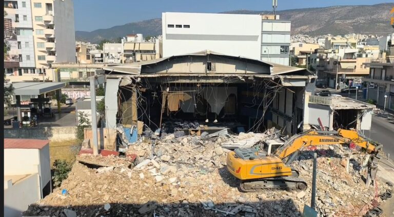 Ατλαντίς: Τίτλοι τέλους για το ιστορικό σινεμά της Λεωφόρου Βουλιαγμένης – Κατεδαφίστηκε το κτίριο