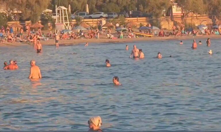«Βούλιαξαν» οι παραλίες της Αττικής για μια ανάσα από τη ζέστη – Πού ξεπέρασε τους 40 βαθμούς ο υδράργυρος
