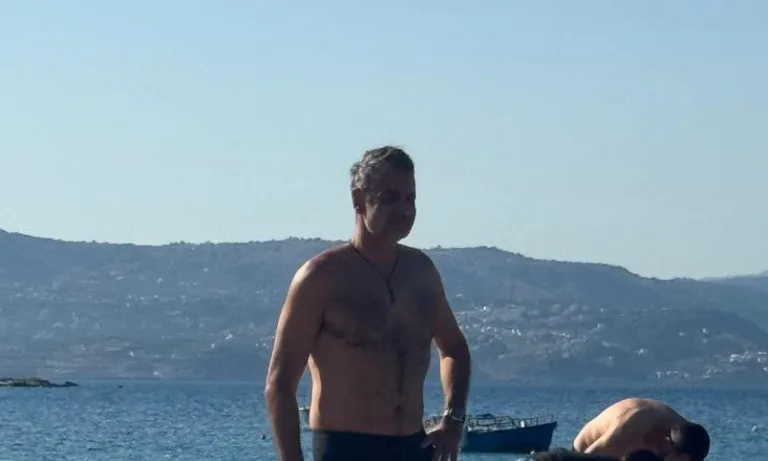 Κυριάκος Μητσοτάκης: Για μπάνιο στα Χανιά μετά το ατύχημα με το ποδήλατο