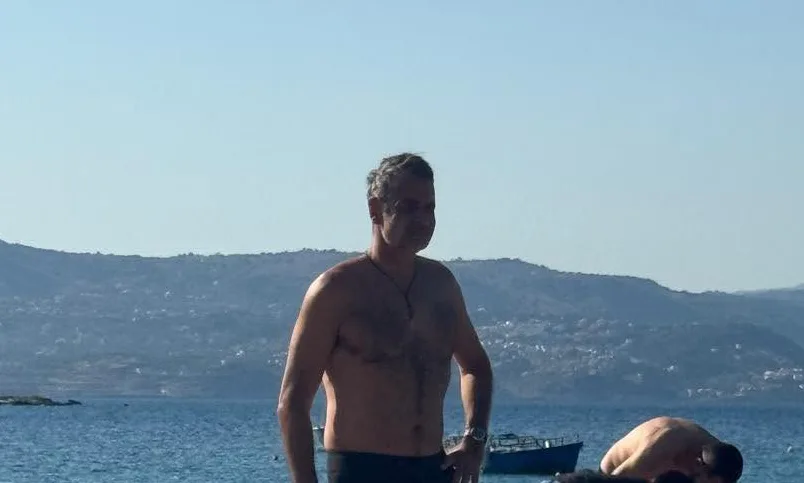 Κυριάκος Μητσοτάκης: Για μπάνιο στα Χανιά μετά το ατύχημα με το ποδήλατο