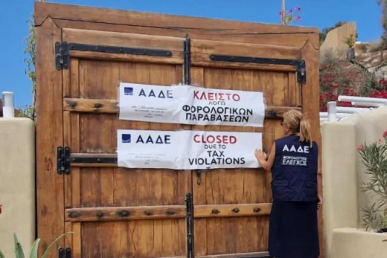 ΑΑΔΕ: «Έφοδος» σε Σαντορίνη και Νάξο – Λουκέτα και πρόστιμα σε εστιατόρια και ενοικιαζόμενα δωμάτια