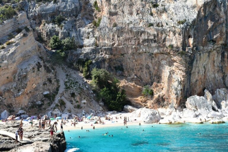 Ιταλία: Μπάνιο… ρεζερβέ σε 20 παραλίες – Στόχος να μειωθούν τα σκουπίδια