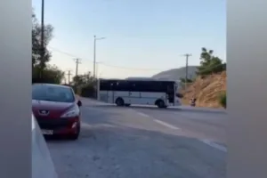 Ταυτοποιήθηκε 48χρονη οδηγός λεωφορείου που έκανε παράνομη αναστροφή στην Αθηνών – Σουνίου