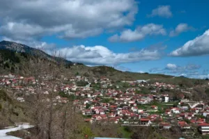 Το ελληνικό χωριό που έλυσε το δημογραφικό: Το 70% των ζευγαριών είναι πολύτεκνα ή τρίτεκνα