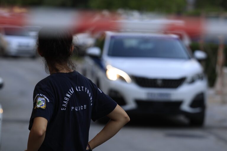 Γυναικοκτονία στη Νέα Σμύρνη: Ποιος είναι ο δράστης και αυτόχειρας – Πόζαρε με όπλα στα social media