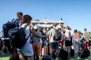 Όπου φύγει –φύγει οι Αθηναίοι: Πάνω από 129.000 επιβάτες αναχώρησαν από τα λιμάνια της Αττικής