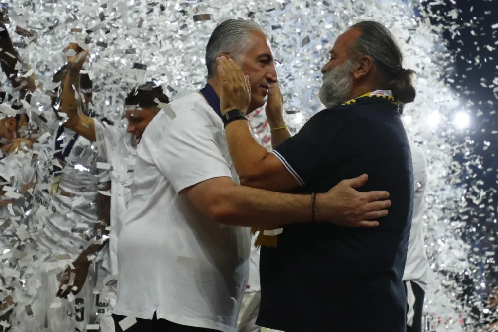 ΑΕΚ: Το fair play από Ηλιόπουλο την ώρα της απονομής στον ΟΦΗ