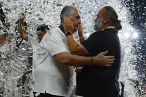 ΑΕΚ: Το fair play από Ηλιόπουλο την ώρα της απονομής στον ΟΦΗ